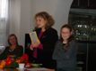 Deti zo ZŠI na Svrčej odovzdávajú svoj darček p. spisovateľke